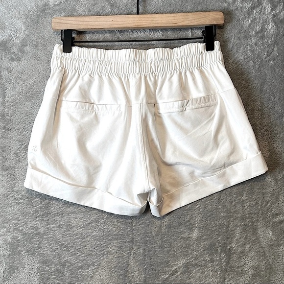Lululemon athletica Women's Spring Break Away Shorts pockets ivory size 2 UPF 50 - Picture 6 of 8